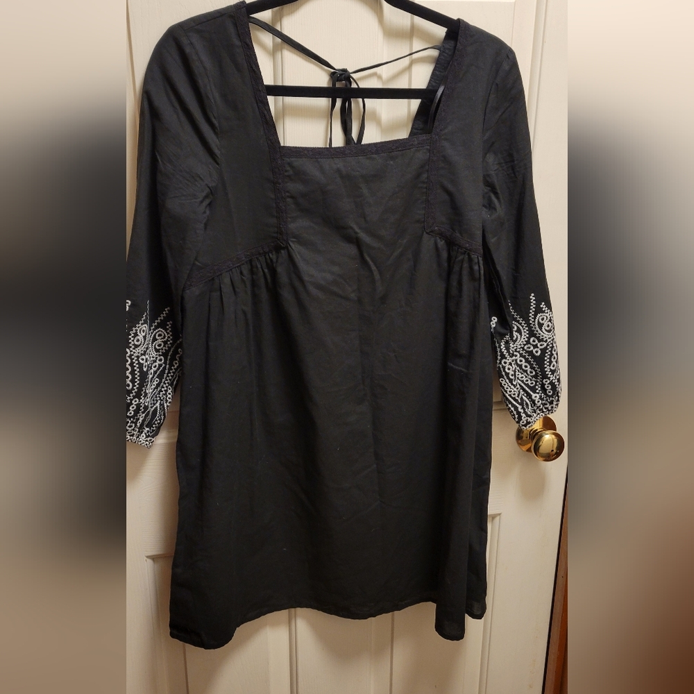 🌴 Francesca's Miami Black Tunic with White Embroidery Mini Dress Size XS Euc - Picture 5 of 8